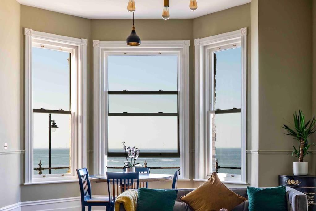 Beachfront Luxury Home With Spectacular Sea Views 헌베이 외부 사진