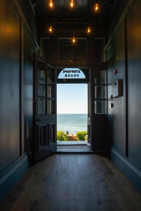 Beachfront Luxury Home With Spectacular Sea Views 헌베이 외부 사진