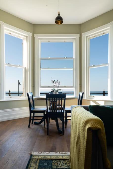 Beachfront Luxury Home With Spectacular Sea Views 헌베이 외부 사진