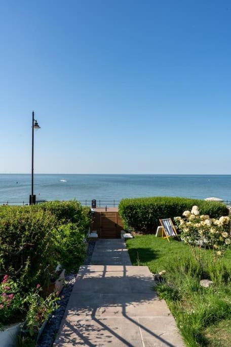 Beachfront Luxury Home With Spectacular Sea Views 헌베이 외부 사진
