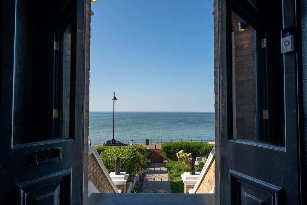 Beachfront Luxury Home With Spectacular Sea Views 헌베이 외부 사진